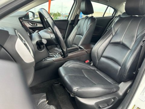 Pre-Owned Snowflake White Pearl Mica 2018 Mazda Mazda3 Touring FWD - photo 13 - Stock #X2504