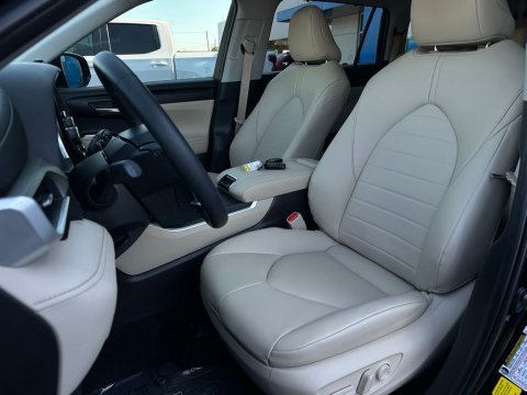Pre-Owned Midnight Black Metallic 2025 Toyota Highlander XLE FWD - photo 14 - Stock #260270A