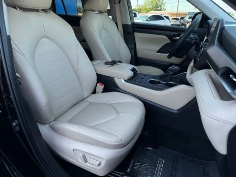 Pre-Owned Midnight Black Metallic 2025 Toyota Highlander XLE FWD - photo 18 - Stock #260270A
