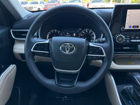 Pre-Owned Midnight Black Metallic 2025 Toyota Highlander XLE FWD - photo 20 - Stock #260270A