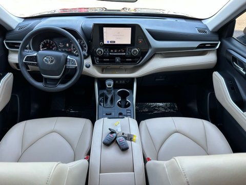 Pre-Owned Midnight Black Metallic 2025 Toyota Highlander XLE FWD - photo 21 - Stock #260270A