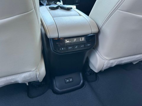 Pre-Owned Midnight Black Metallic 2025 Toyota Highlander XLE FWD - photo 23 - Stock #260270A