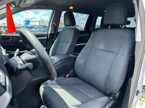 Pre-Owned Blizzard Pearl 2015 Toyota Highlander LE FWD - photo 15 - Stock #X2492