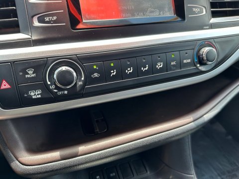 Pre-Owned Blizzard Pearl 2015 Toyota Highlander LE FWD - photo 27 - Stock #X2492