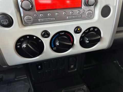 Pre-Owned Iceberg 2014 Toyota FJ Cruiser Base 4WD - photo 19 - Stock #B5599