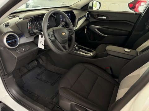 New Summit White 2026 Chevrolet Trax LS FWD - photo 10 - Stock #261160