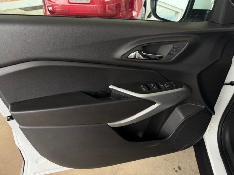New Summit White 2026 Chevrolet Trax LS FWD - photo 11 - Stock #261160