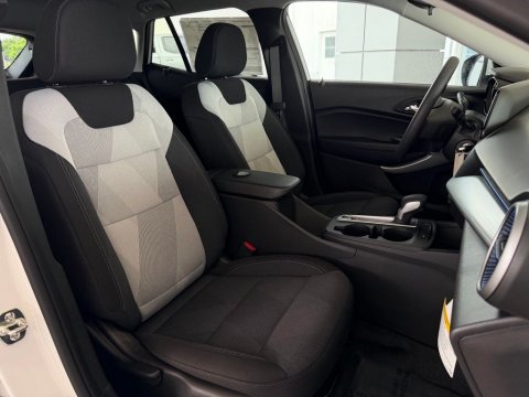 New Summit White 2026 Chevrolet Trax LS FWD - photo 17 - Stock #261160