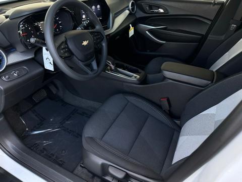 New Summit White 2026 Chevrolet Trax LS FWD - photo 10 - Stock #260964