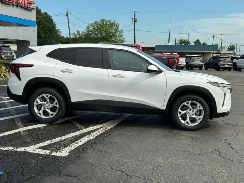 New Summit White 2026 Chevrolet Trax LS FWD - photo 4 - Stock #260964