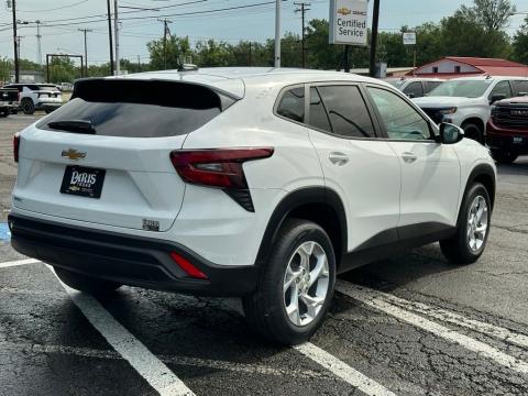 New Summit White 2026 Chevrolet Trax LS FWD - photo 6 - Stock #260964