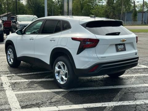 New Summit White 2026 Chevrolet Trax LS FWD - photo 7 - Stock #260964