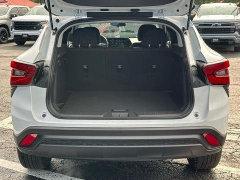 New Summit White 2026 Chevrolet Trax LS FWD - photo 8 - Stock #260964