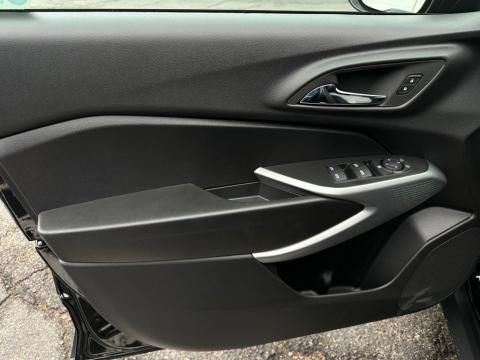 New Mosaic Black Metallic 2026 Chevrolet Trax 1RS FWD - photo 11 - Stock #260919