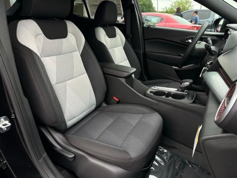 New Mosaic Black Metallic 2026 Chevrolet Trax 1RS FWD - photo 17 - Stock #260919
