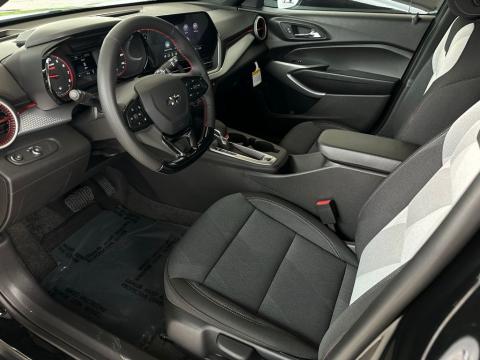 New Mosaic Black Metallic 2026 Chevrolet Trax 1RS FWD - photo 10 - Stock #260755