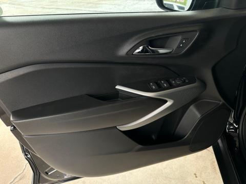 New Mosaic Black Metallic 2026 Chevrolet Trax 1RS FWD - photo 11 - Stock #260755