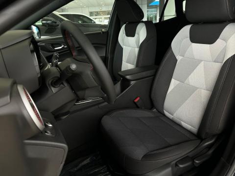 New Mosaic Black Metallic 2026 Chevrolet Trax 1RS FWD - photo 13 - Stock #260755