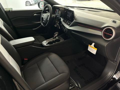 New Mosaic Black Metallic 2026 Chevrolet Trax 1RS FWD - photo 16 - Stock #260755