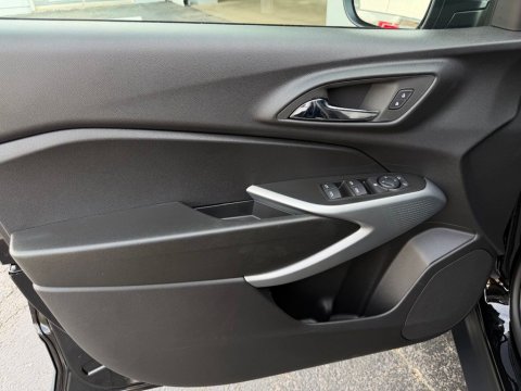 New Mosaic Black Metallic 2026 Chevrolet Trax 1RS FWD - photo 11 - Stock #261295