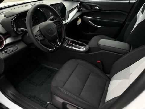 New Summit White 2026 Chevrolet Trax 1RS FWD - photo 10 - Stock #260768