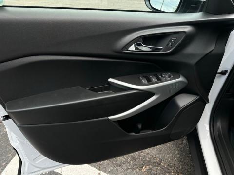 New Summit White 2026 Chevrolet Trax 1RS FWD - photo 11 - Stock #260768