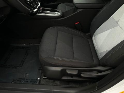 New Summit White 2026 Chevrolet Trax 1RS FWD - photo 12 - Stock #260768