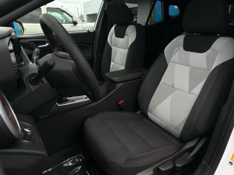 New Summit White 2026 Chevrolet Trax 1RS FWD - photo 13 - Stock #260768