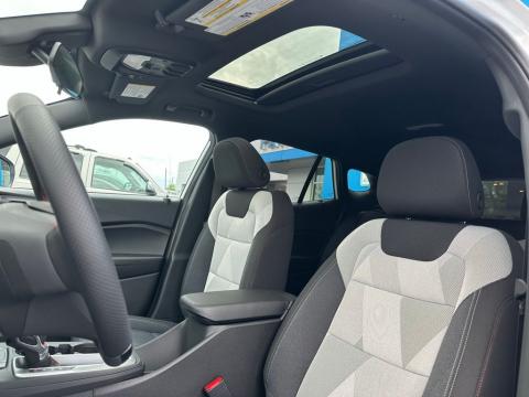 New Summit White 2026 Chevrolet Trax 1RS FWD - photo 14 - Stock #260768