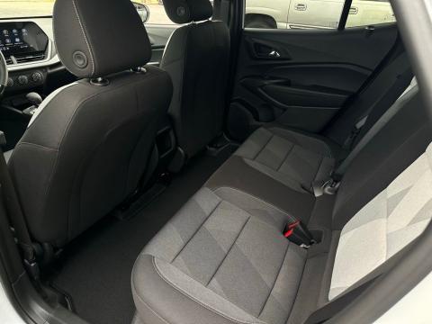 New Summit White 2026 Chevrolet Trax 1RS FWD - photo 15 - Stock #260768