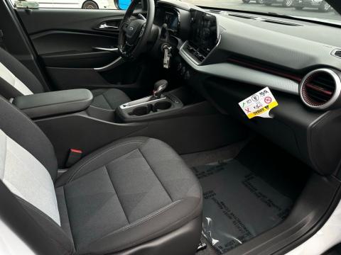 New Summit White 2026 Chevrolet Trax 1RS FWD - photo 16 - Stock #260768