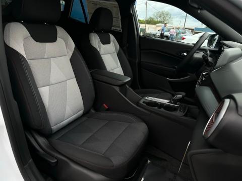 New Summit White 2026 Chevrolet Trax 1RS FWD - photo 17 - Stock #260768