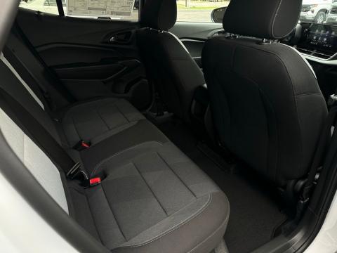 New Summit White 2026 Chevrolet Trax 1RS FWD - photo 18 - Stock #260768