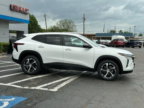 New Summit White 2026 Chevrolet Trax 1RS FWD - photo 4 - Stock #260768