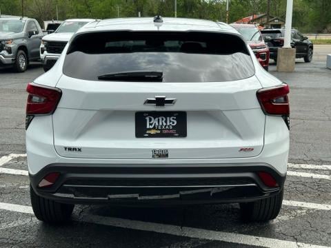 New Summit White 2026 Chevrolet Trax 1RS FWD - photo 5 - Stock #260768