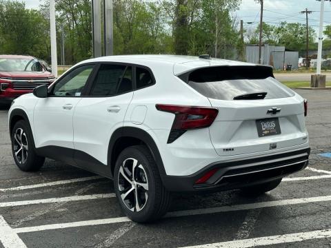 New Summit White 2026 Chevrolet Trax 1RS FWD - photo 7 - Stock #260768