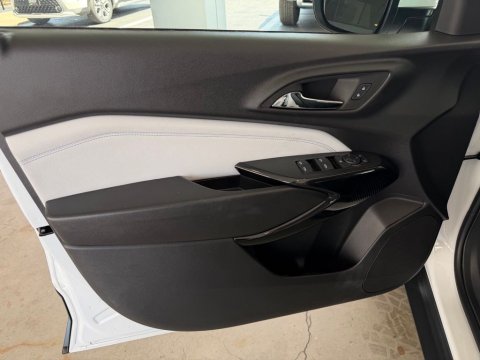 New Summit White 2026 Chevrolet Trax LT FWD - photo 11 - Stock #261280
