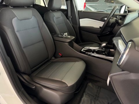 New Summit White 2026 Chevrolet Trax LT FWD - photo 17 - Stock #261280