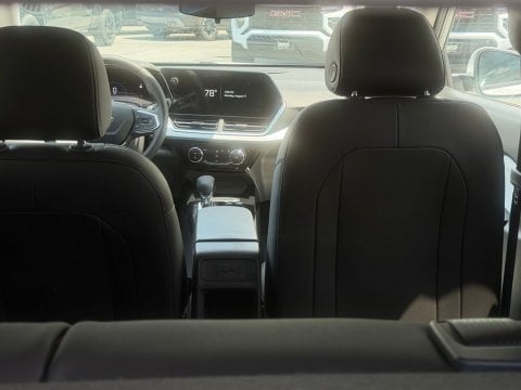 New Summit White 2026 Chevrolet Trax LT FWD - photo 9 - Stock #261280