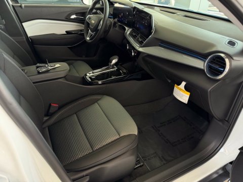 New Summit White 2026 Chevrolet Trax LT FWD - photo 17 - Stock #261280