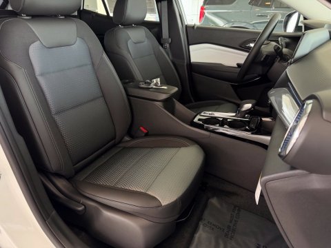 New Summit White 2026 Chevrolet Trax LT FWD - photo 18 - Stock #261280