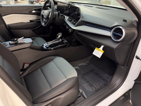 New Summit White 2026 Chevrolet Trax LT FWD - photo 17 - Stock #261429