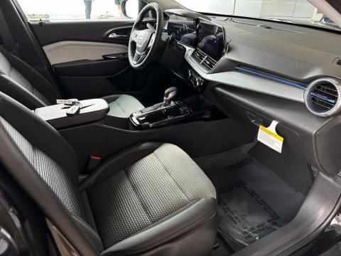 New Mosaic Black Metallic 2026 Chevrolet Trax LT FWD - photo 16 - Stock #261013