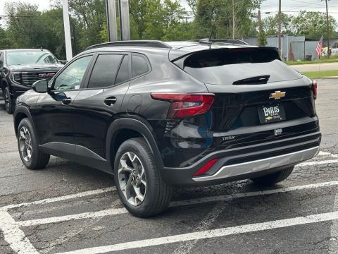 New Mosaic Black Metallic 2026 Chevrolet Trax LT FWD - photo 7 - Stock #261013