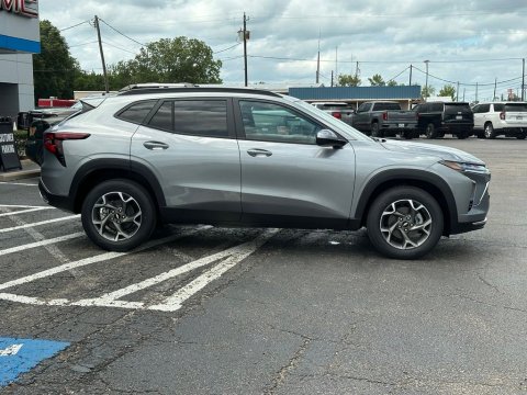 New Sterling Gray Metallic 2026 Chevrolet Trax LT FWD - photo 4 - Stock #261061