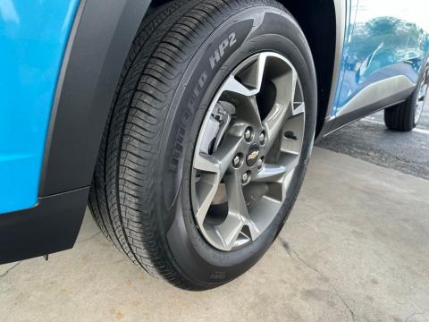 Pre-Owned Marina Blue Metallic 2025 Chevrolet Trax LT FWD - photo 10 - Stock #260774A