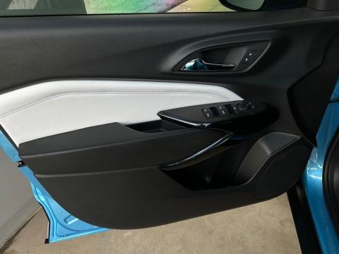 Pre-Owned Marina Blue Metallic 2025 Chevrolet Trax LT FWD - photo 12 - Stock #260774A