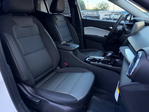 New Summit White 2026 Chevrolet Trax LT FWD - photo 18 - Stock #261340
