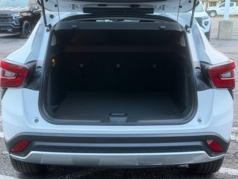 New Summit White 2026 Chevrolet Trax LT FWD - photo 9 - Stock #261340