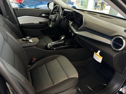 New Mosaic Black Metallic 2026 Chevrolet Trax LT FWD - photo 15 - Stock #261082